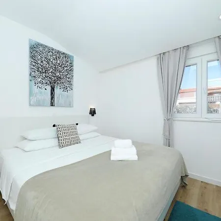 Apartment Dalmatia In Preko With Swimming Pool Apartman *