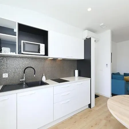 Apartment Dalmatia In Preko With Swimming Pool Apartman *