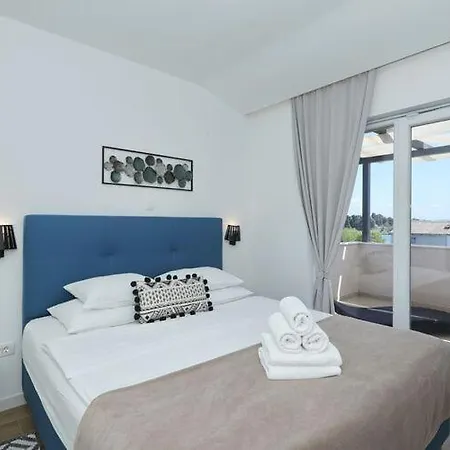 Apartment Dalmatia In Preko With Swimming Pool Apartman *