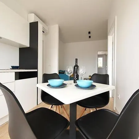 Apartment Dalmatia In Preko With Swimming Pool Apartman *